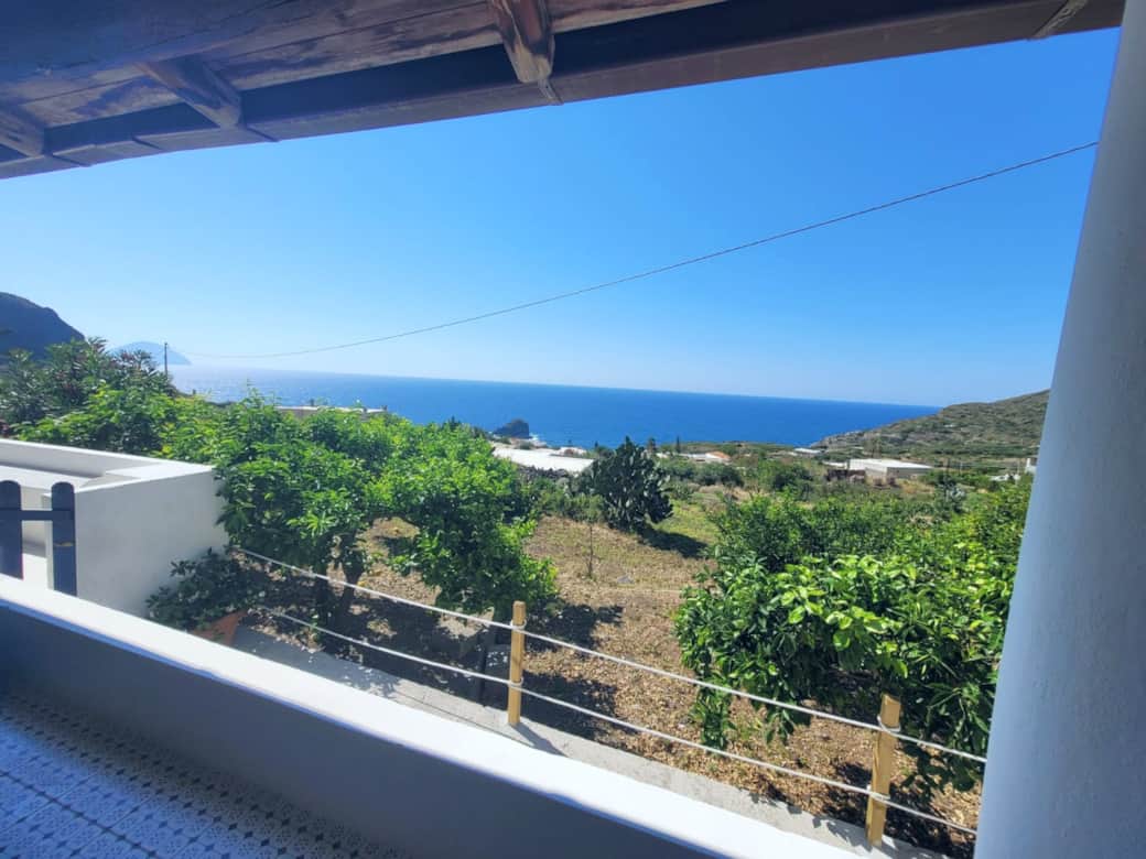 Vista mare e giardino mediterraneo dalla terrazza a Pollara, Salina