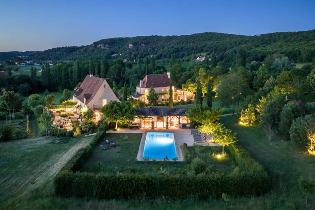 Domaine de 6 hectares au cœur du triangle d’or du Périgord, niché dans la vallée des cinq châteaux… Une propriété d’exception qui s’illumine à la tombée de la nuit.