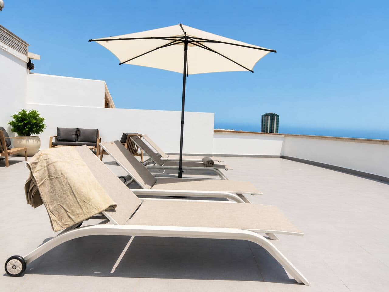 Terrasse privée avec vue sur la mer à AZ Rentals Ocean View Penthouse Arrecife