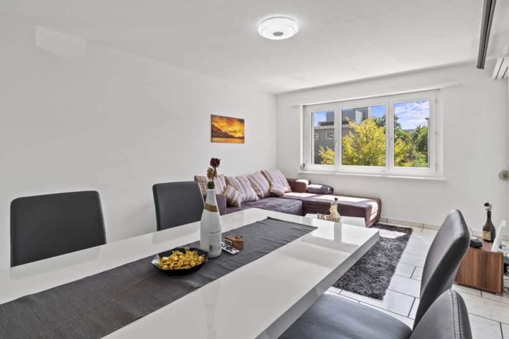 Dining area in the living room – for shared dinners or cosy evenings together. Dining area in the living room – for shared dinners or cosy evenings together.