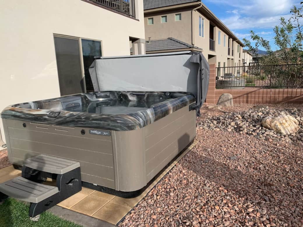 8-person Bullfrog spa in the backyard with music and lights!  Bluetooth compatible with your phone to enjoy your own music. Kick back after a day at the lake, national parks, sand dunes, or just because you deserve it!