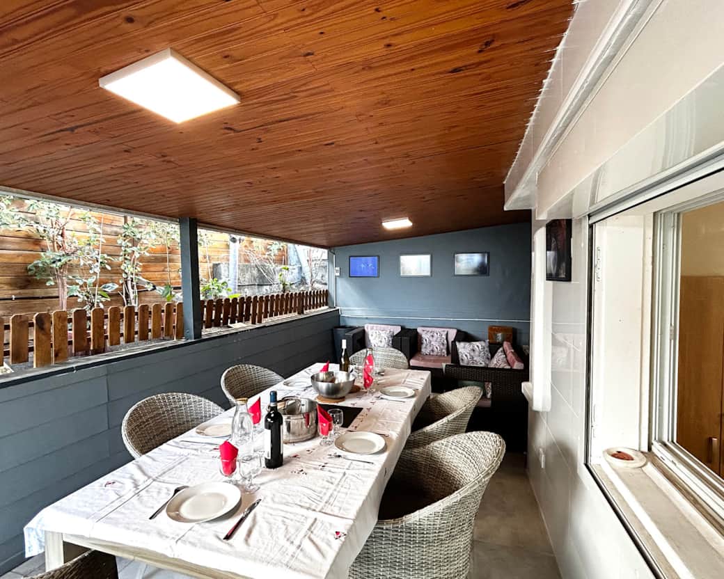...AND A SCREEN FOR LUNCHES AND DINNERS IN PEACE AND PRIVACY