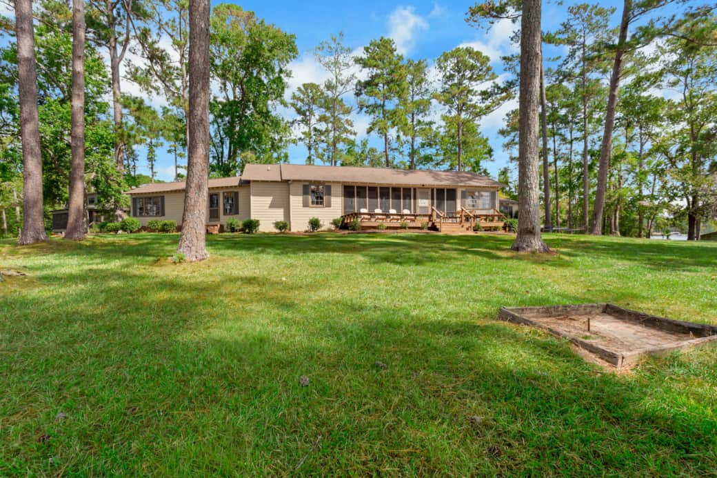 Horseshoes with a view of the house and lake...