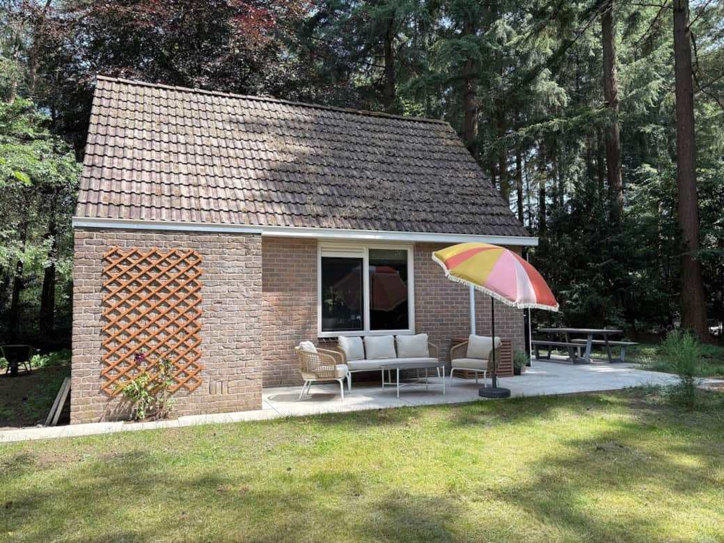 Aanzicht van het huisje met terras