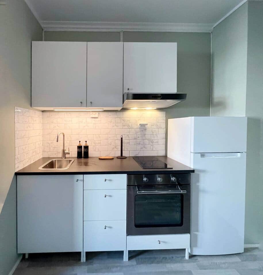 Et fult utstyrt kjøkken med alt du trenger til å forberede gode måltider