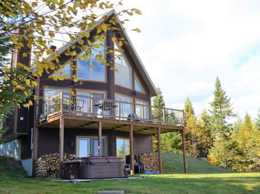 Vue extérieure du chalet avec spa