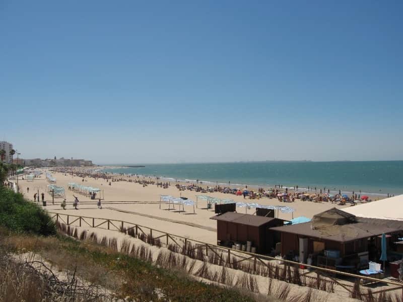 Familia en la playa cerca de Jerez