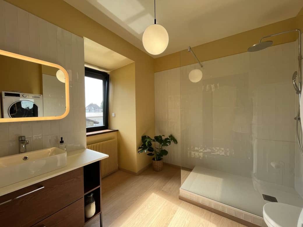 Etage - SDB avec douche, WC, Machine à laver et sèche-linge Etage - SDB avec douche, WC, Machine à laver et sèche-linge