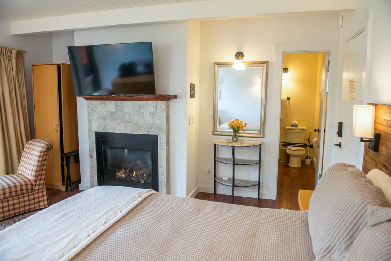 Sunset Room - Fireplace, TV & Bath
