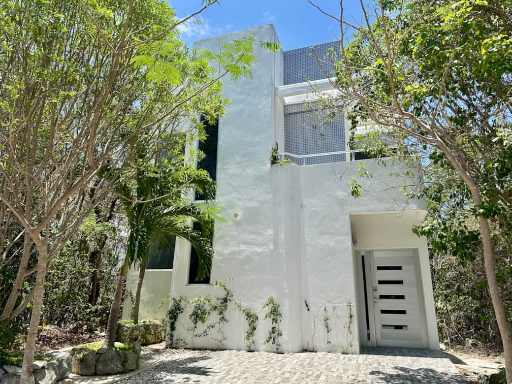 Beautiful two-story home with patio with grill at 10 minutes from the beach