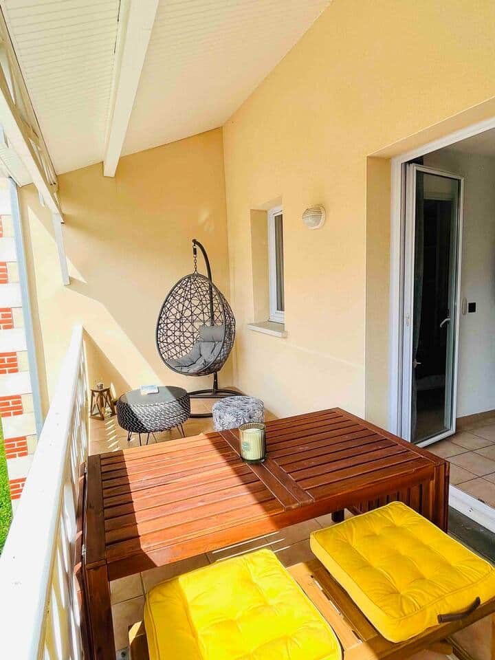 Terrasse couverte exposée ouest a l'abri des regards et des bruits de la piscine. Vous serez a l'ombre pour vos repas du midi, et profiterez du soleil a l'heure de l'apéro.
