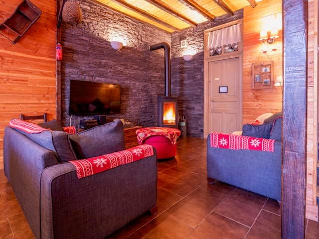 Salon cosy avec poêle à bois 14KW et mur  en pierre