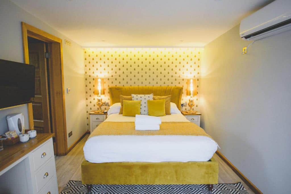 Bee - Garden Lodge
