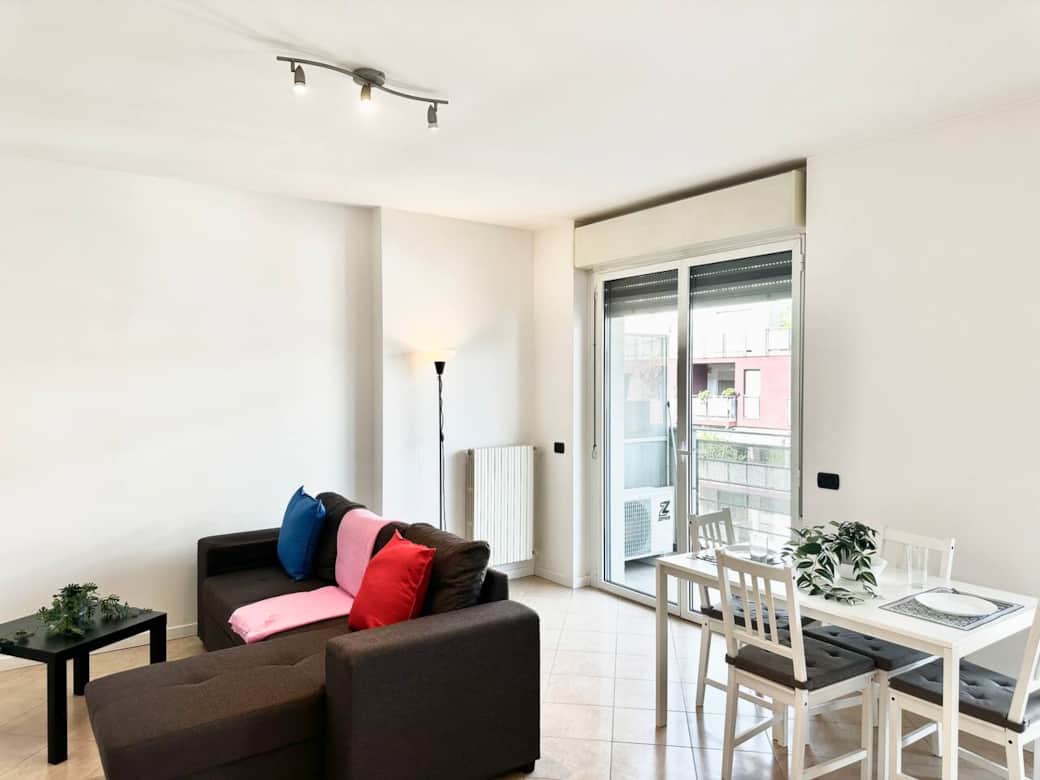 Living Room/Open Kitchen
You can enjoy your meals at the comfortable dining table, relax on the sofa with a Smart TV connected to the internet and air conditioner (a sofa bed is available upon request), or enjoy the fresh air on the private balcony.