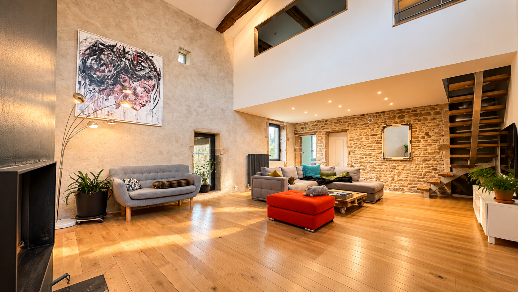 Pour cette grande photo du salon, je mettrais : « Grand salon du Clos de Laly, location de vacances près de Mâcon