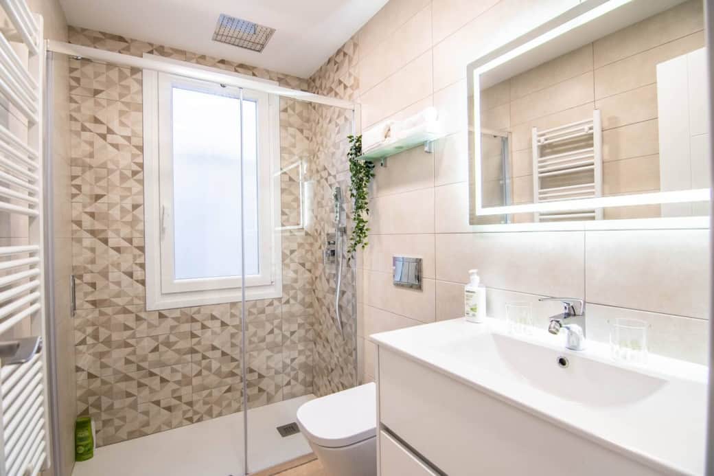 Amplio baño y muy luminoso con una gran ventana y gran plato de ducha con modo lluvia Amplio baño y muy luminoso con una gran ventana y gran plato de ducha con modo lluvia