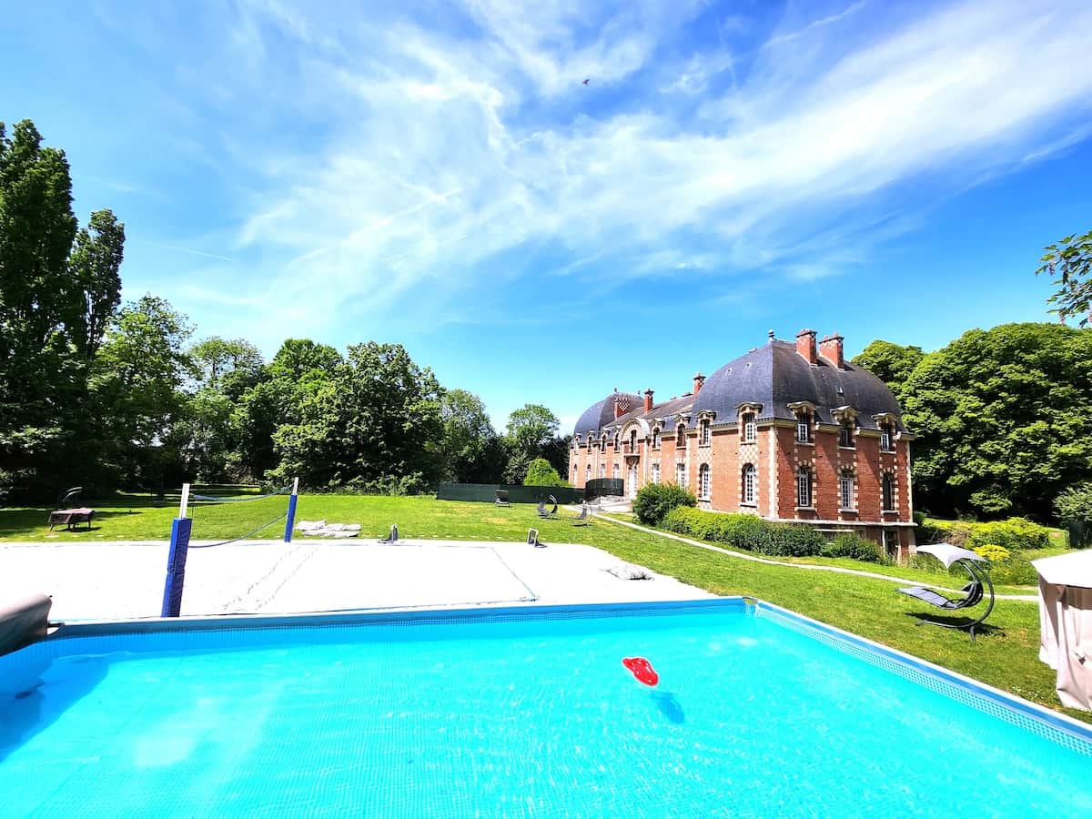 Piscine hors sol de 50m2 posée sur une plage ensoleillée de sable fin de 500m2.
BEACH PICNIC: tonnelles, tables, BBQ, frigo, congelo.
Multi activités: Beach-volley, beach soccer, tennis ballon, Beach Rugby, badminton, baby foot outdoor, Trampoline XL