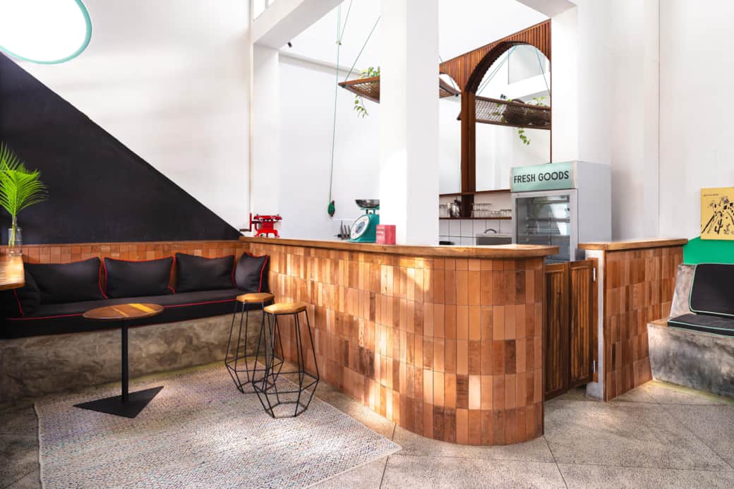 Open plan. Two seating zones for eating, working, hanging out.