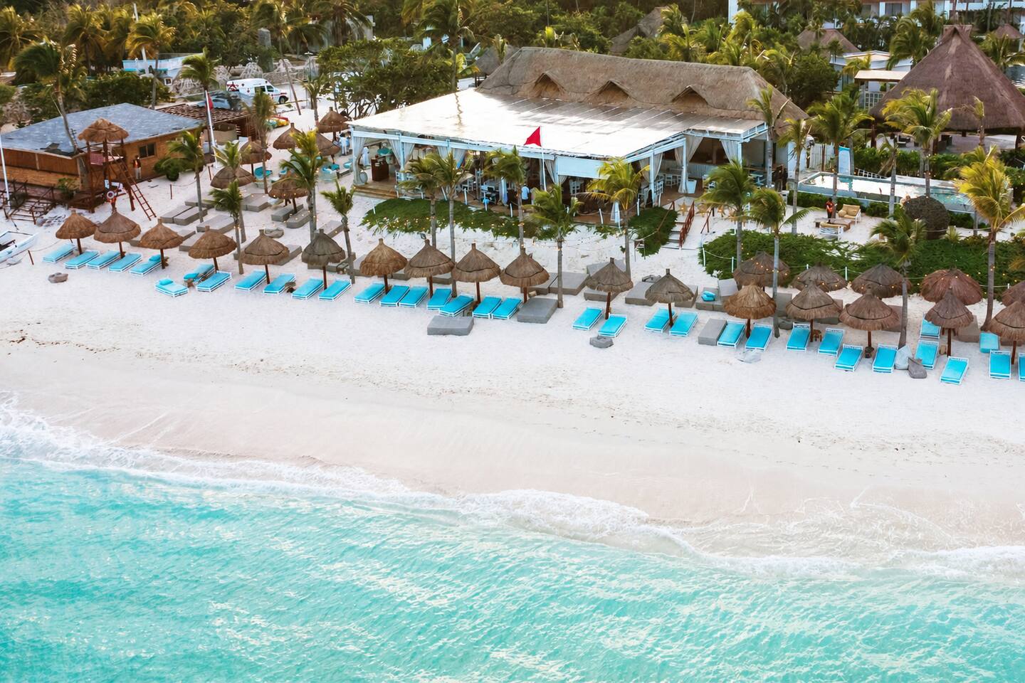 A solo 9 minutos de la propiedad, Kay Beach Club Akumal ofrece arenas prístinas, deliciosa comida con vistas al mar y aguas turquesas. Se aplica un consumo mínimo de $100 USD por familia.