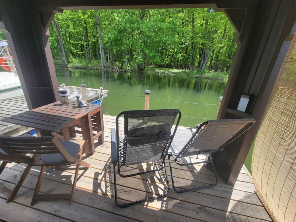Large floating terrace with table, 2 chairs and 2 sun loungers 