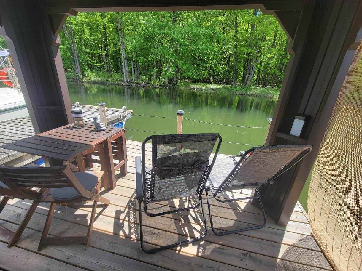 Grande terrasse flottante avec table, 2 chaises et 2 chaises longues 
