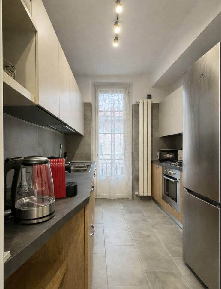 Cucina moderna e luminosa, completamente attrezzata con tutto il necessario per cucinare e sentirti a casa. Lo spazio, pratico e funzionale, offre comfort e ordine, rendendola perfetta per iniziare la giornata con calma o preparare una cena in relax.