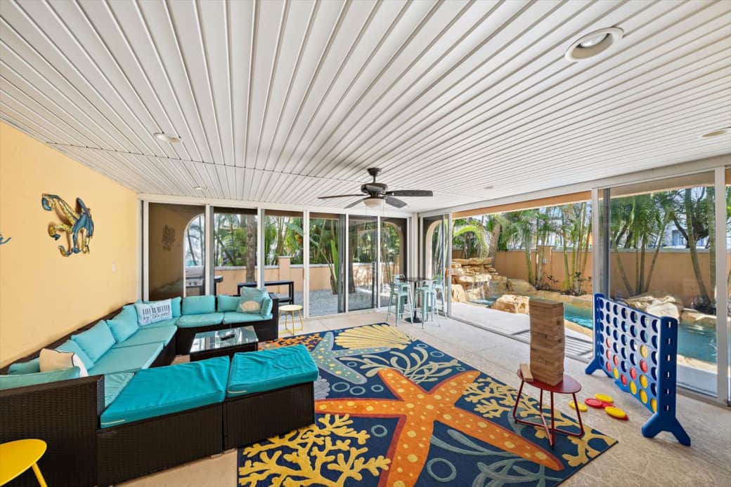 Indoor/outdoor lanai with all the games! Indoor/outdoor lanai with all the games!