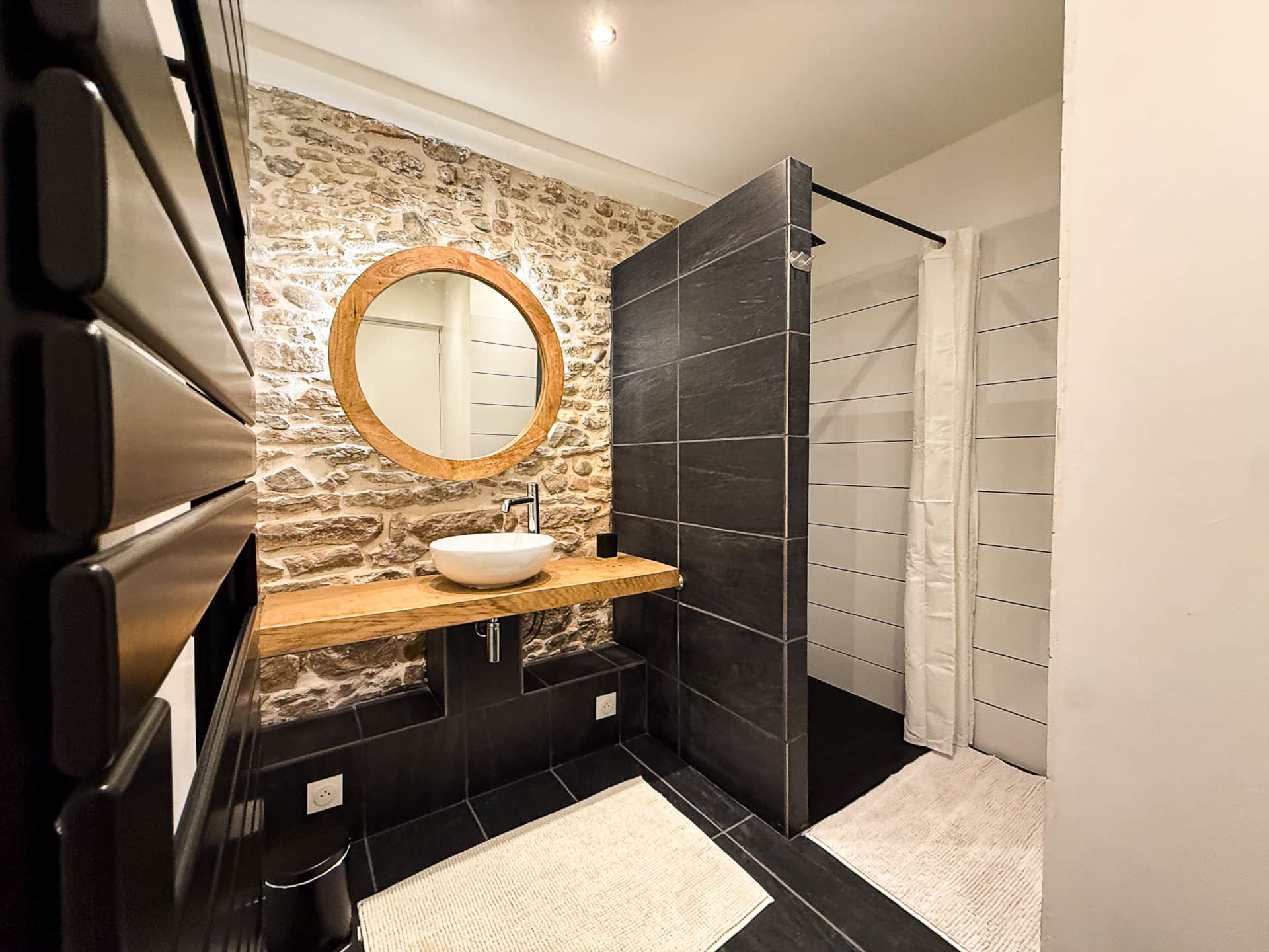 Salle de bains du premier espace nuit du Clos de Laly à Charnay-lès-Mâcon
