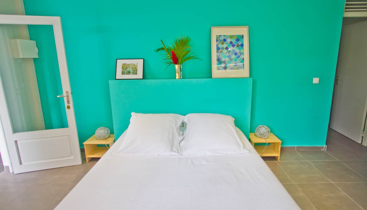 La chambre climatisée avec un lit de 160 par 200