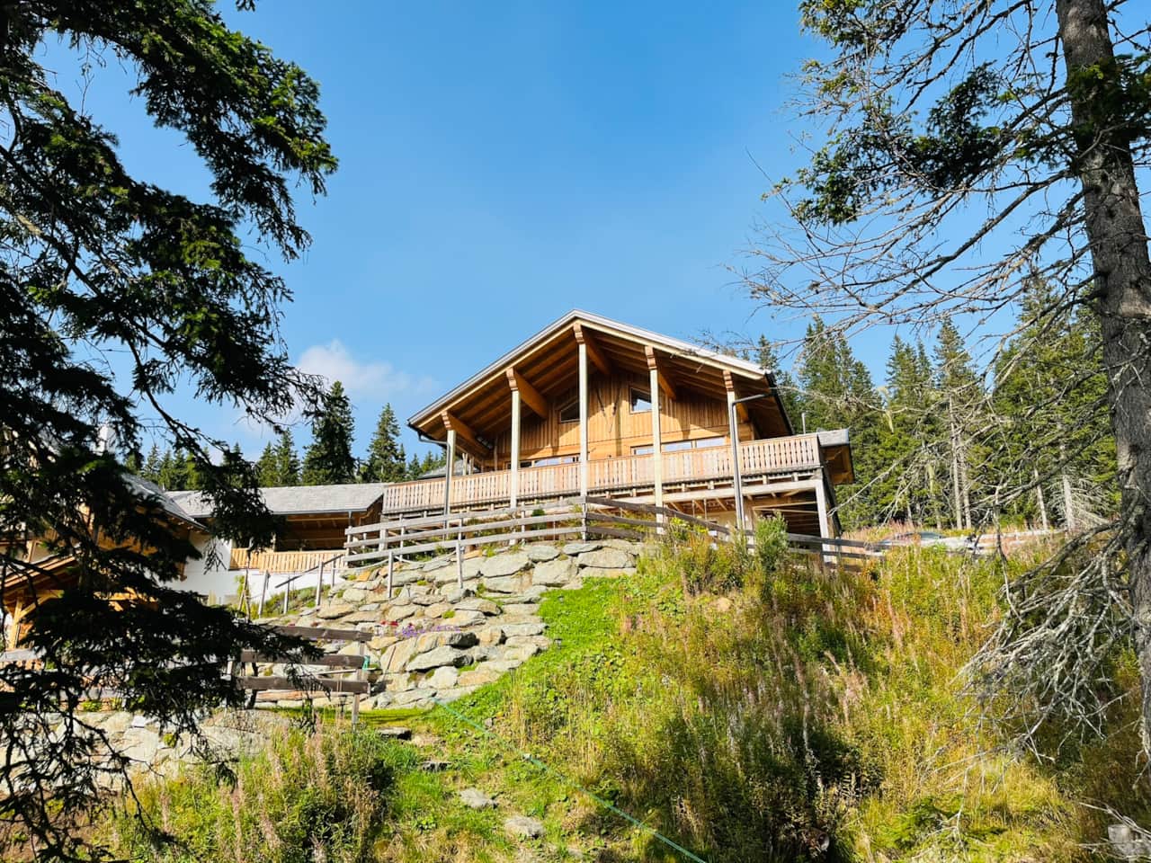 Außenansicht Haus mit Grundstück