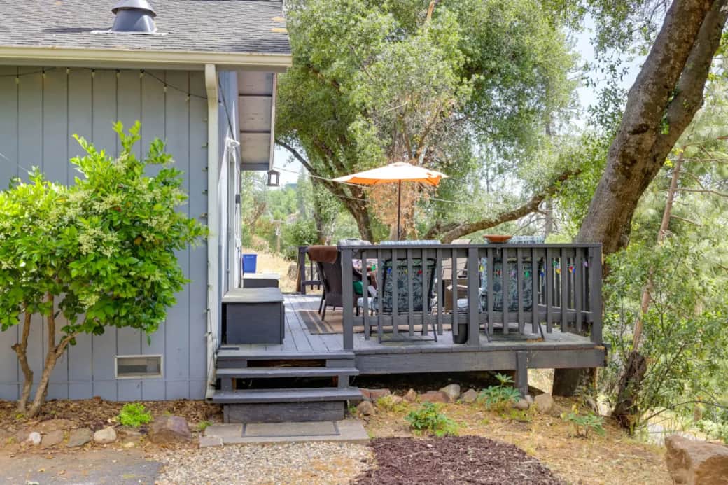 Cozy Cabin Near Yosemite Deck