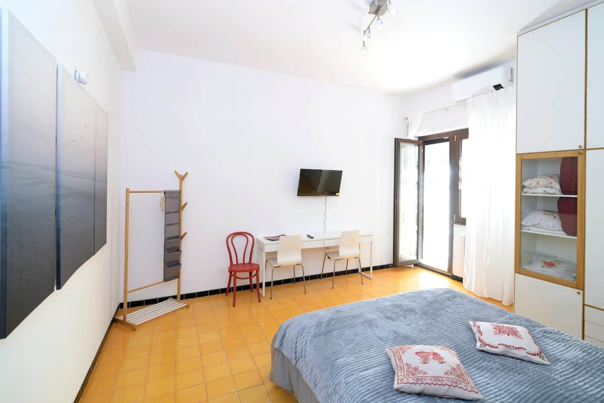 Camera da letto matrimoniale con aria condizionata, smart tv e accesso al terrazzo.