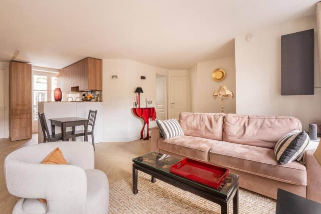 Grand canapé confortable pour 3 personnes avec une table à manger pour 2 personnes.
