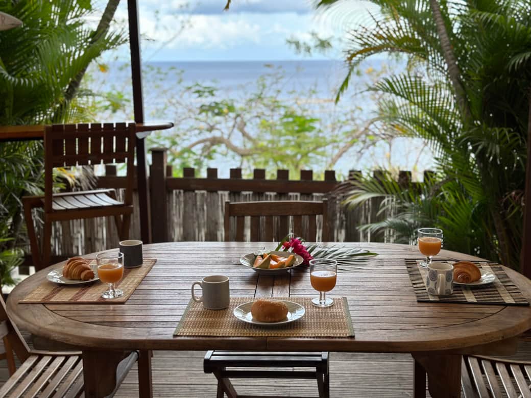 Petit déjeuner face à la mer