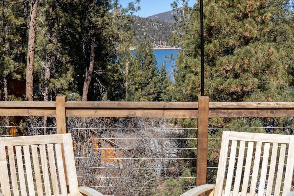 You don't need to leave the cabin to enjoy the lake :)