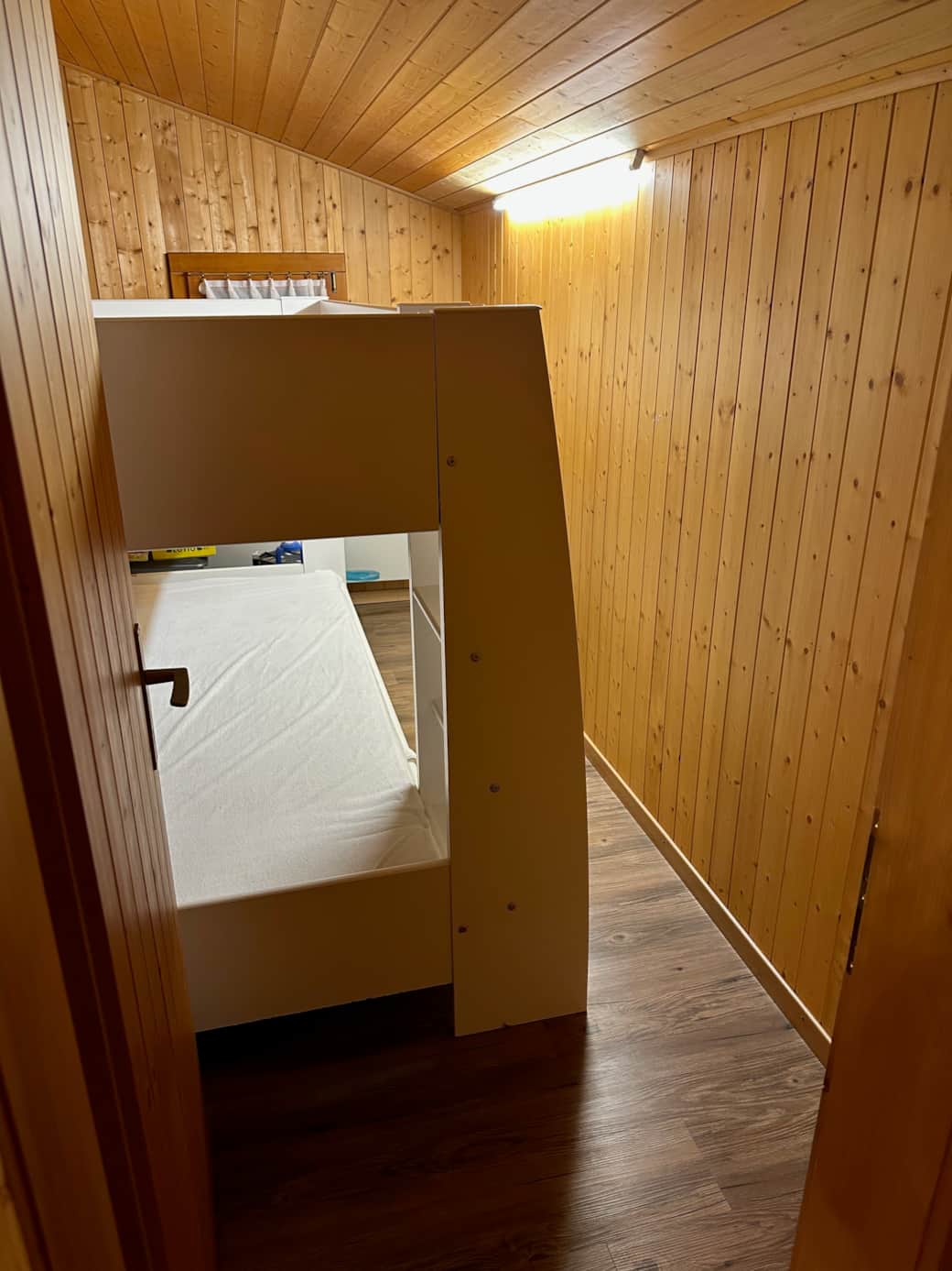 Kleines Zimmer mit Stockbett angrenzend an Schlafzimmer 3