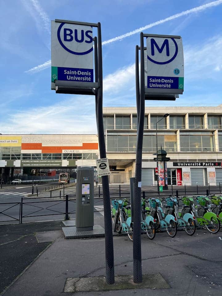 Université Paris 8 face à la station du métro Saint Denis université Université Paris 8 face à la station du métro Saint Denis université