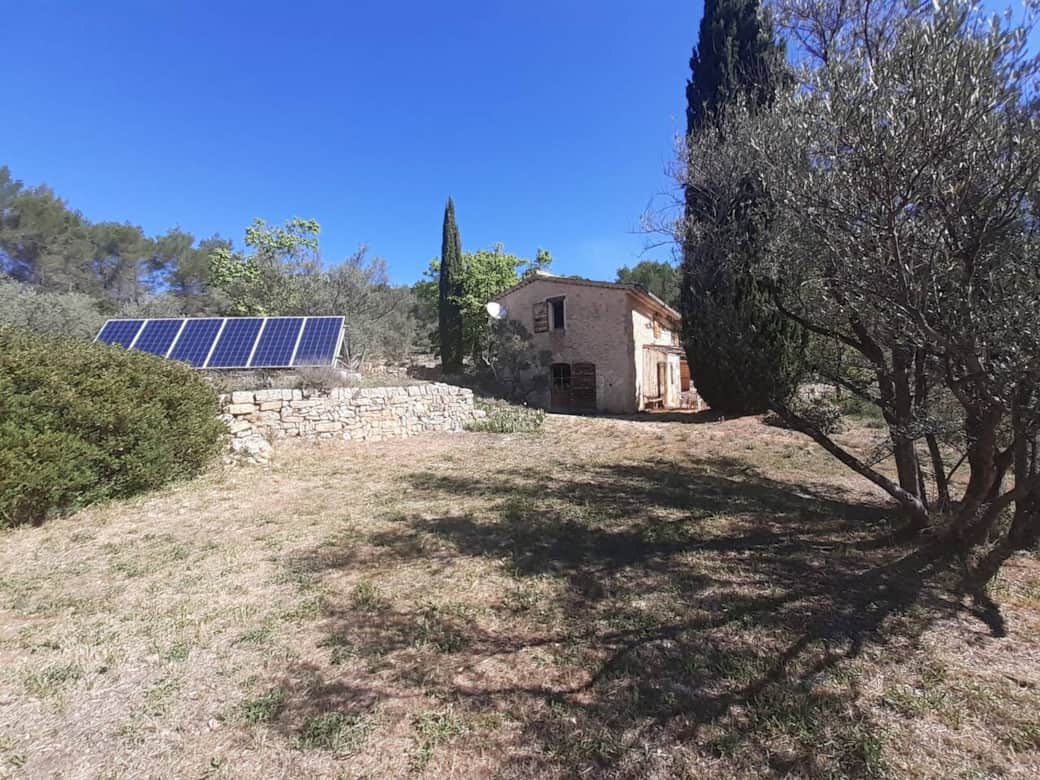En site isolé, l'électricité est générée par les panneaux solaires En site isolé, l'électricité est générée par les panneaux solaires