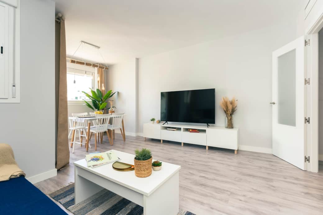 Salón comedor con enorme pantalla de TV por cable