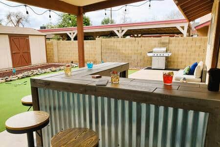 Sit by the bar and enjoy your favorite cocktails! Sit by the bar and enjoy your favorite cocktails!