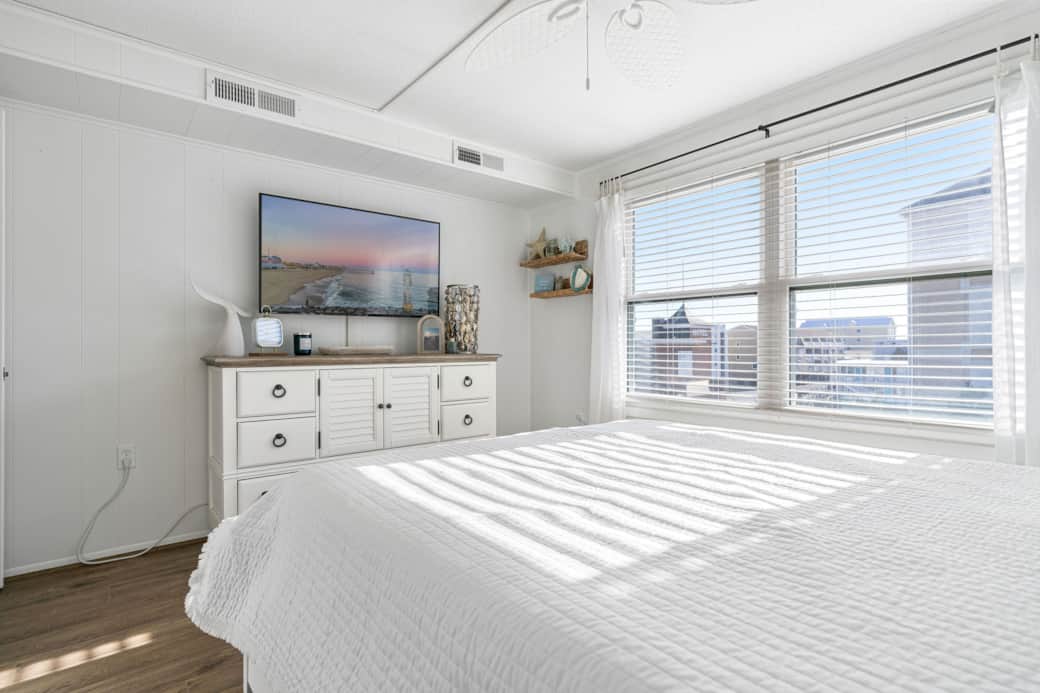 1 bedroom with Flat screen TV.