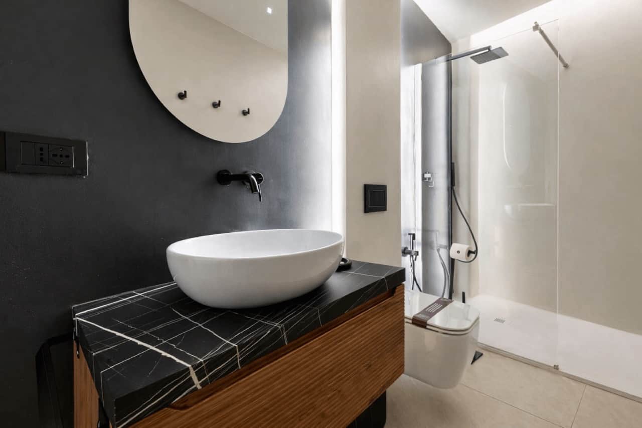 AZULIS Tigellio Suite 3 bagno design a Olbia con lavabo e doccia walk-in di RENTAL12