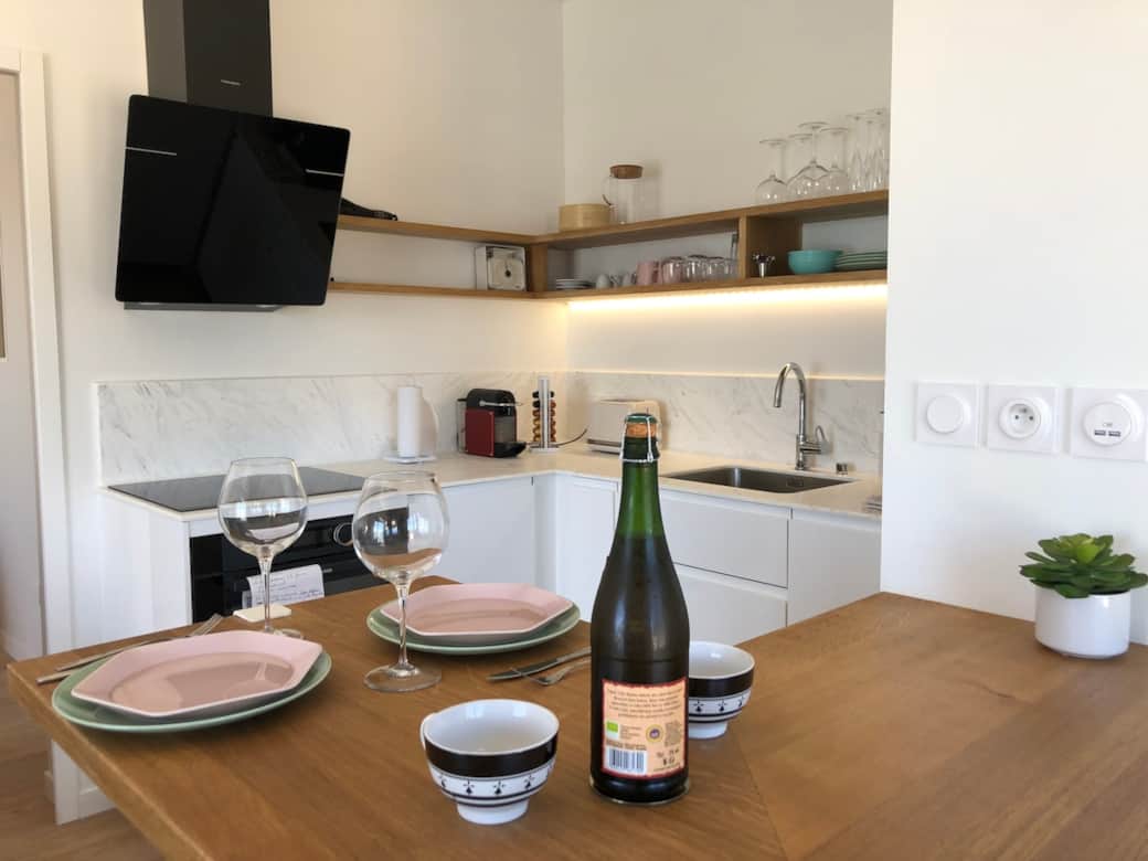 Cuisine toute équipée : four / micro-onde / plaque induction, lave-vaiselle, frigo, congélateur, machine Nespresso, lave-linge séchant...