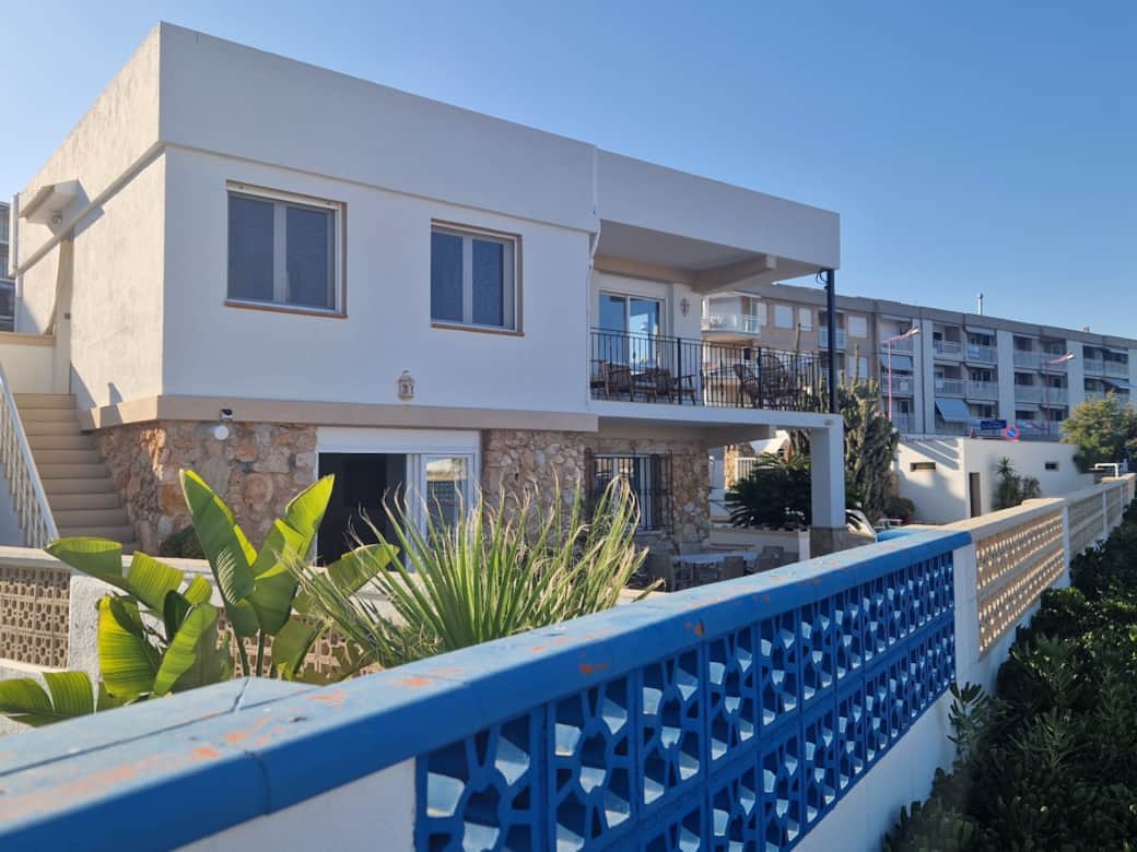 Villa Brisamar — beachfront comfort with sea views & direct beach access in Peñíscola Villa Brisamar — beachfront comfort with sea views & direct beach access in Peñíscola
