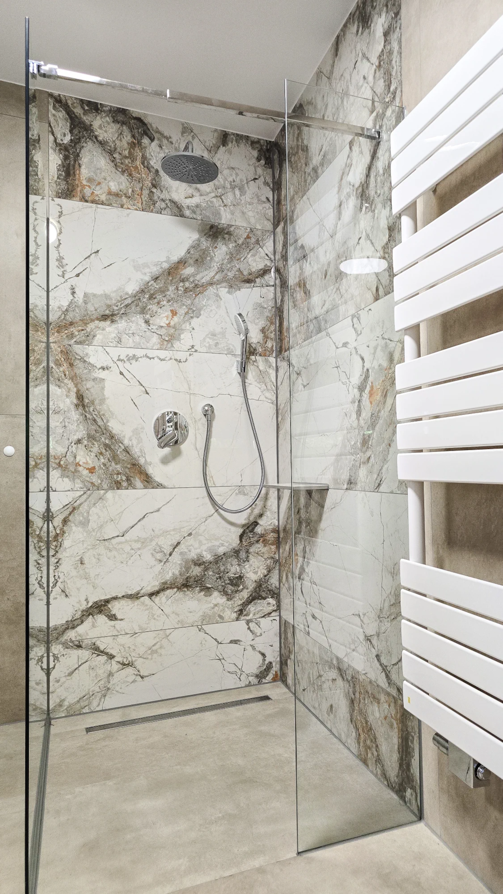frensdorf-apartments-a1-badezimmer-dusche.png