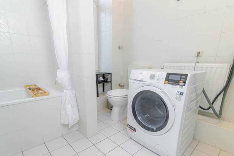 Waschtrockner in Badezimmer