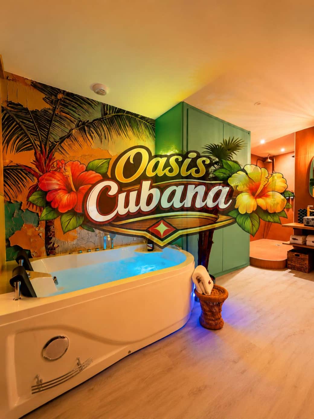 Offrez-vous une escapade exotique dans notre Oasis Cubana. Ambiance tropicale, décoration chaleureuse et baignoire balnéo pour des instants de détente inoubliables. Offrez-vous une escapade exotique dans notre Oasis Cubana. Ambiance tropicale, décoration chaleureuse et baignoire balnéo pour des instants de détente inoubliables.