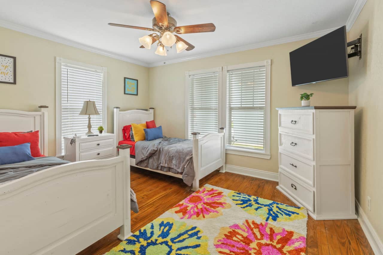 Guest Bedroom - 2 Twin Beds