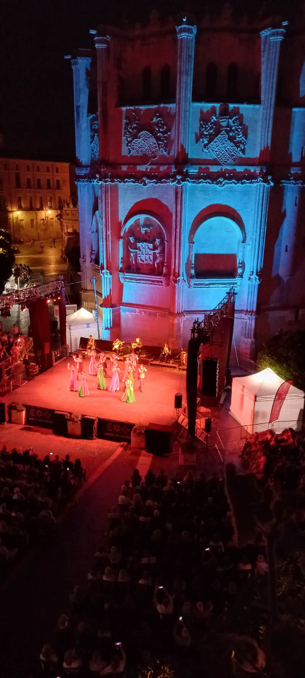 Vista desde el balcón función teatral en la plaza.