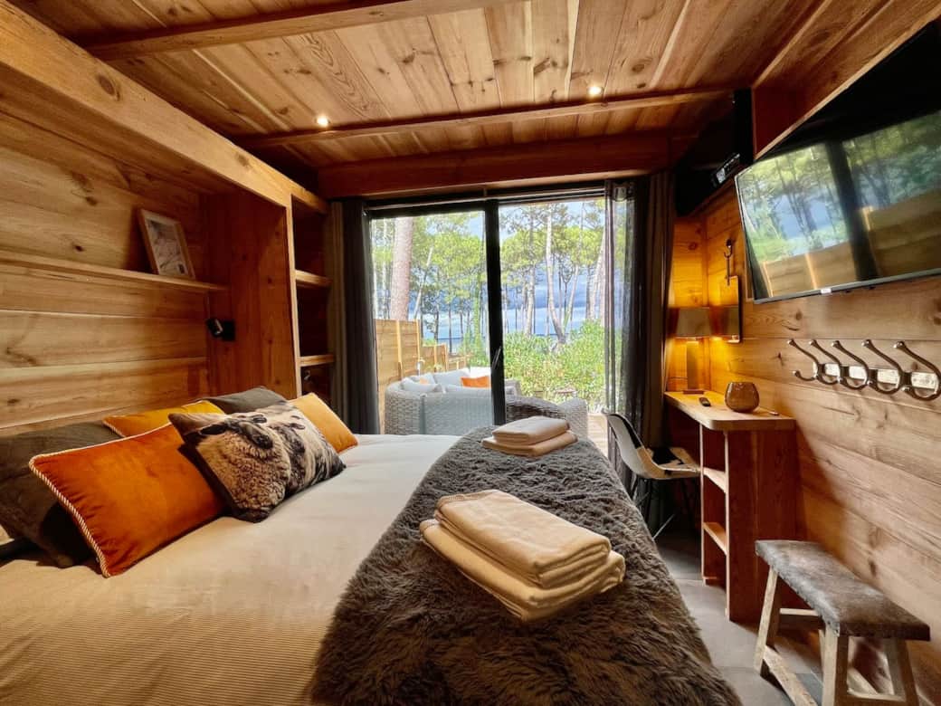 Chambre côté lac avec accès direct sur la terrasse Chambre côté lac avec accès direct sur la terrasse